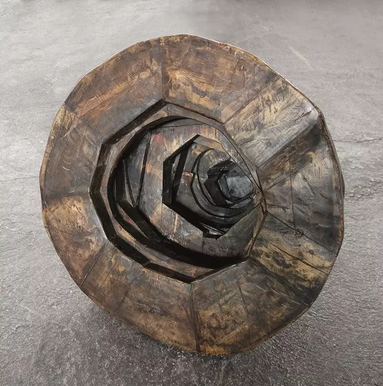 Ingrid Hartlieb, Doline, 1995, Holz. Foto: Ingrid Hartlieb Ingrid Hartlieb, Doline, 1995, Holz. Foto: Ingrid Hartlieb